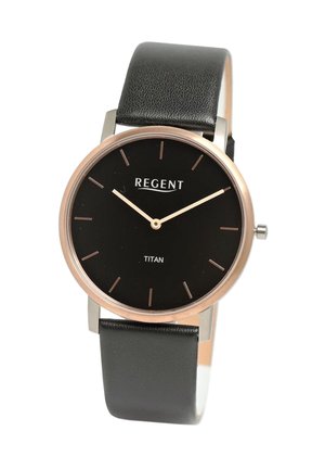 Montre ronde avec un cadran noir, des accents en or rose et un bracelet en cuir noir. Présente des index et aiguilles simples, marquée "REGENT TITAN."