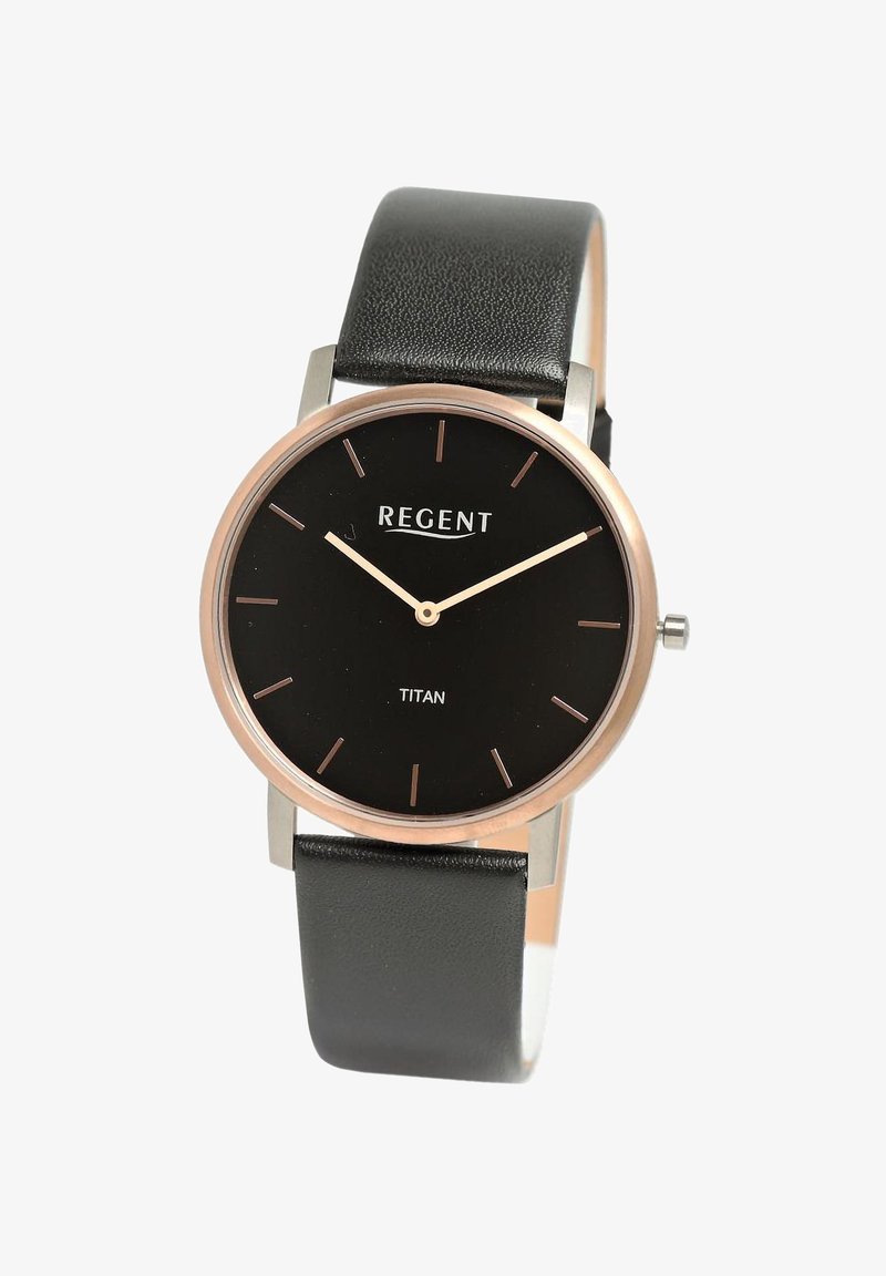 Montre ronde avec un cadran noir, des accents en or rose et un bracelet en cuir noir. Présente des index et aiguilles simples, marquée "REGENT TITAN."