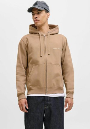 Brauner Reißverschluss-Hoodie mit einer vorderen Kängurutasche, gerippten Bündchen und Saum. Mit Kordeln und besticktem Text auf der Brust.