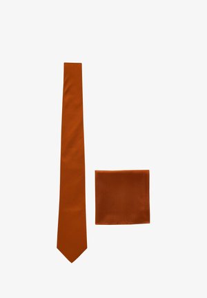 Oranger Seidenkrawatte mit glatter Textur und spitzem Ende, begleitet von einem passenden quadratischen Einstecktuch aus demselben Stoff und in der gleichen Farbe.
