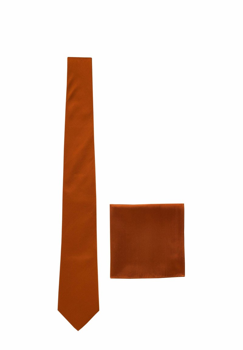 Orange silke slips med en glat tekstur og en spids spids, ledsaget af en matchende firkantet lommetørklæde i samme stof og farve.