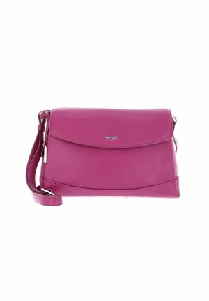 Sacoche en cuir fuchsia avec fermeture à rabat et bandoulière réglable. Caractéristiques: quincaillerie en argent et texture lisse avec des coutures minimales.