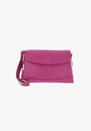 Sacoche en cuir fuchsia avec fermeture à rabat et bandoulière réglable. Caractéristiques: quincaillerie en argent et texture lisse avec des coutures minimales.