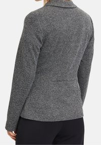 Grå strukturerad kavaj med snibbkrage och ryggslits. Materialet har ett prickigt mönster, designat för en skräddarsydd look.