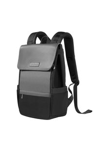 Mochila negra y gris con tapa superior, correas acolchadas para los hombros, bolsillos laterales y bolsillo frontal con cremallera, mostrada sobre fondo blanco.