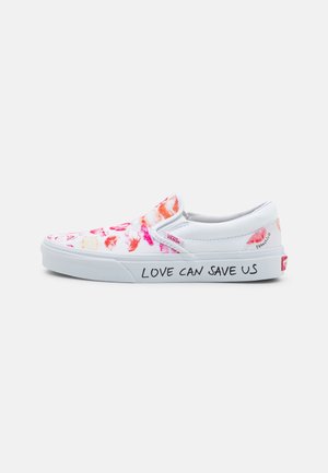 Zapatillas blancas sin cordones con un diseño de estampado de labios multicolor. En el lateral aparece el texto "LOVE CAN SAVE US" en letras negras y negrita.