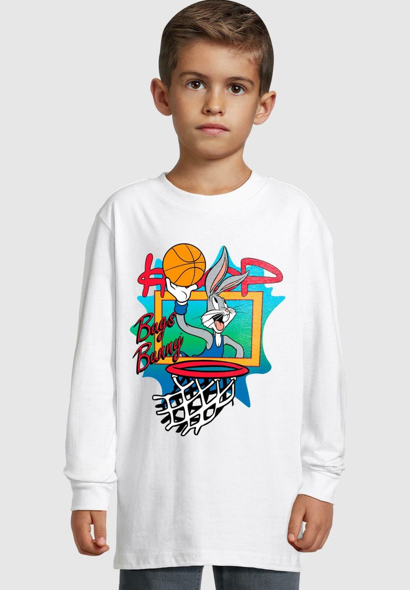 Weißes Langarm-T-Shirt mit einem farbenfrohen Bugs Bunny-Motiv, Basketball und Netzdesign. Lockere Passform mit Rundhalsausschnitt und gerippten Bündchen.