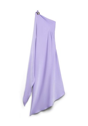 Robe asymétrique lavande à une épaule avec tissu drapé et détail d'anneau argenté à l'épaule, tombant jusqu'à un ourlet irrégulier.