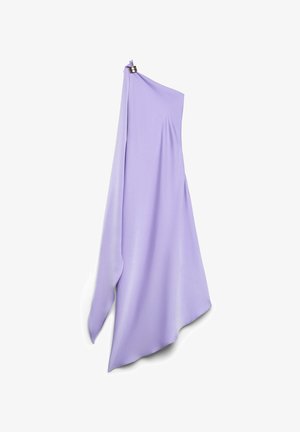 Robe asymétrique lavande à une épaule avec tissu drapé et détail d'anneau argenté à l'épaule, tombant jusqu'à un ourlet irrégulier.