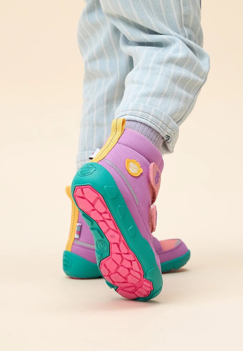 Paarse en roze kinderlaarzen met turquoise zool, met een gestructureerde rubberen buitenzool en gele accenten, ontworpen voor comfort en stabiliteit.