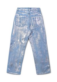 Jeans in denim blu chiaro con una texture strappata e macchie di vernice bianca. Presentano due tasche posteriori e un design a gamba dritta.