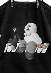 Sudadera con capucha negra que presenta un gráfico de dos personajes estilizados en colores contrastantes, con un elemento textual blanco y audaz debajo.