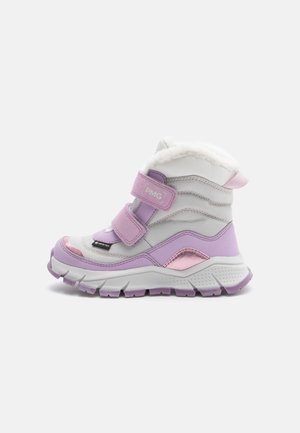 Botte d'hiver pour enfant en tissu blanc et lavande, deux sangles velcro, accents métalliques roses, semelle épaisse et robuste, doublure polaire blanche.