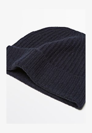 Strickmütze in dunklem Marineblau, mit gerippter Textur und umgeschlagenem Saum. Aus weichem, warmem Material gefertigt.