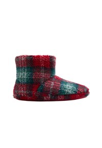 Rød- og grønternet slippers med et blødt, struktureret stof og et tætsiddende design, der har en lav ankelhøjde og rund tå.