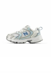 Scarpa sportiva bianca con accenti azzurri chiari, tomaia in rete, sovrapposizioni testurizzate e suola in gomma con motivi di trazione.