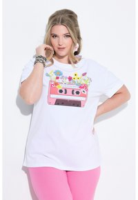 Witte T-shirt met korte mouwen, voorzien van een roze cassette-tape grafiek versierd met kleurrijke bloemen. Zacht materiaal, ontspannen pasvorm, casual ontwerp.