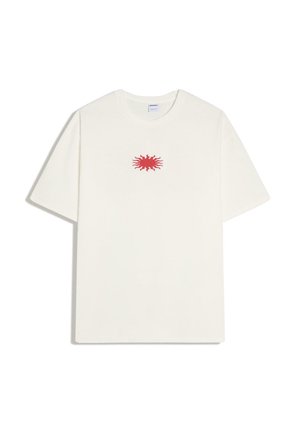 Biele tričko s krátkym rukávom s malým červeným slnečným motívom umiestneným na strede hrude, okrúhly výstrih a bežný strih.
