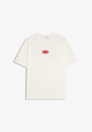 Wit T-shirt met korte mouwen en een klein rood zonontwerp in het midden van de borst, ronde hals en reguliere pasvorm.