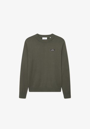 Olivgrüner Strickpullover mit rundem Halsausschnitt, gerippten Bündchen und einem Rippbund. Verfügt über ein kleines schwarzes Etikett auf der linken Brust.