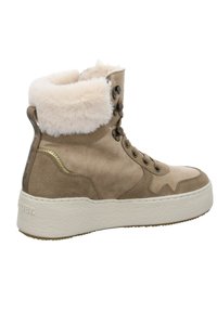 Baskets hautes en daim couleur noisette avec semelle épaisse blanche, col en fausse fourrure, fermeture à lacets à l'avant et œillets métalliques, vues de profil.