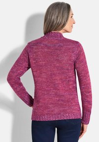 Strickpullover in melierten Rosatönen. Hat einen hohen Kragen, lange Ärmel und Rippdetails an den Bündchen und am Saum. Glatte Textur.