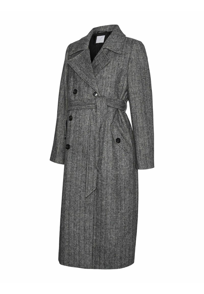 Trench-coat en chevrons gris avec une taille ceinturée, des boutons double-breasted et un col cranté ; fabriqué en tissu en laine texturée.