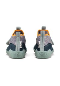 Kinderschuhe mit einem mehrfarbigen Obermaterial, das einen blauen Wildlederbereich, orangefarbene Akzente, einen Stoff-Fersenteil und eine strukturierte grüne Außensohle aufweist.