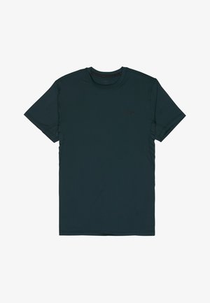 T-shirt de sport vert foncé à manches courtes, col rond, avec un logo discret sur le côté gauche de la poitrine et des panneaux en mesh sur les côtés et les manches.