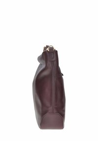 Borsa a mano in pelle bordeaux scuro con superficie testurizzata, forma arrotondata e dettagli in metallo color oro. Presenta una tasca laterale con zip e una base robusta.