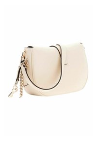 Sac à main en cuir couleur crème avec une forme courbée, une bordure noire et une bandoulière chaîne en métal mixte avec un détail clé. Texture lisse.