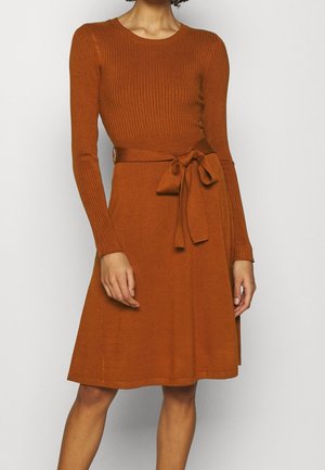 Stickad klänning - brown