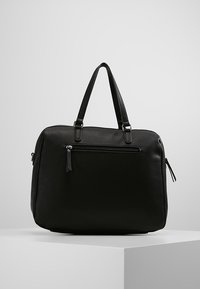 Czarna skórzana torebka o teksturowanym wykończeniu, z podwójnymi górnymi uchwytami, przednią kieszenią na zamek i srebrnymi elementami ozdobnymi.