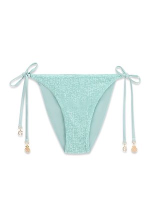 Bas de bikini bleu clair à sequins avec liens latéraux ajustables et accents de breloques dorées sur fond blanc.