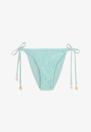 Bas de bikini bleu clair à sequins avec liens latéraux ajustables et accents de breloques dorées sur fond blanc.