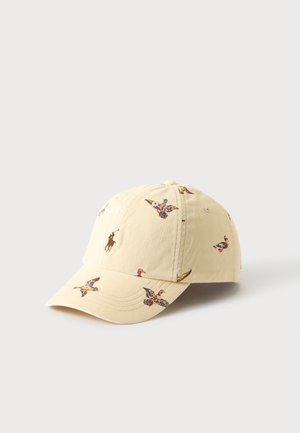 Casquette de baseball beige avec des canards volant brodés et un petit logo brodé de cheval marron foncé sur le panneau avant.