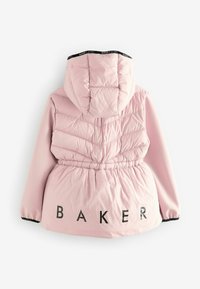 Rožā pūkaina jaka ar kapuci, ar izšūtu struktūru, elastīgu jostasvietu un melnu 'BAKER' logo aizmugurē.