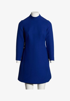 Robe bleue unie à manches longues jusqu'aux genoux avec un col montant, présentée sur un mannequin blanc sans tête sur fond blanc.