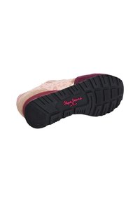 Rozā un bordo krāsas sporta apavi, ar fakturētu zamšāda augšu un gumijas zoli ar rakstainu saķeri, izcirstu spilgti rozā logotipu.