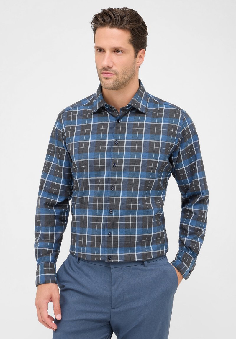 Camicia a bottoni a quadri blu e grigi da uomo, con colletto, maniche lunghe e bottoni scuri, caratterizzata da un motivo a scacchi e tessuto morbido.