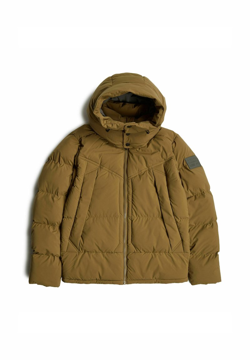 Kurtka puchowa w oliwkowym kolorze, z wysokim kołnierzem, odpinanym kapturem, pikowaną teksturą, zamek błyskawiczny z przodu oraz bocznymi kieszeniami.