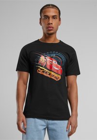 Sort t-shirt med en farverig grafik af Lightning McQueen, med tekst, i en afslappet pasform, lavet af blødt bomuldsstof.