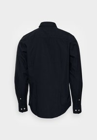 Donkerblauwe lang mouwen shirt met een puntkraag, knoopmanchetten en achterpanden. Gemaakt van een glad, lichtgewicht stof, met een gebogen zoom.