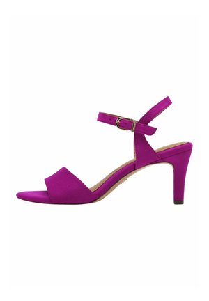Sandale à talon haut en suède violet avec bout ouvert, bandeau de cheville et détails de boucle ; texture lisse et design de talon effilé.