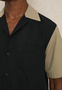 Reiss PEZA-BLOCK CUBAN-COLLAR - Hemd - navy brown