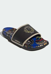 Sandale noire à glissière avec une sangle texturée, présentant un motif floral bleu coloré sur la semelle intérieure, agrémentée d'un logo adidas.