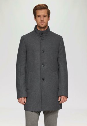 Grauer Wollmantel mit hohem Kragen, sechs Knopfverschluss und seitlichen Taschen. Glatte Textur und taillierte Passform.