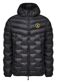 Svart puffjacka med huva, med dragkedja fram, två sidofickor med dragkedja, quiltat mönster och logotyp på vänster bröst.