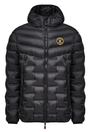 Chaqueta de plumas negra con capucha, con cierre frontal de cremallera, dos bolsillos laterales con cremallera, diseño acolchado y parche con logo en el lado izquierdo del pecho.