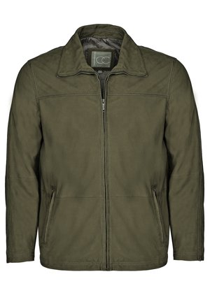 Veste en cuir vert olive avec fermeture éclair à l'avant, col pointu et poches latérales. Présente des détails de couture et une texture lisse.